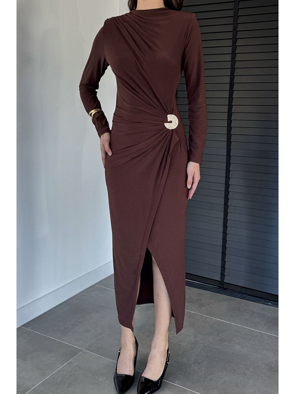 Kahverengi Kadın Omuz Ve Bel Drapeli Gold Tokalı Yırtmaç Detaylı Elastanlı Elbise-3