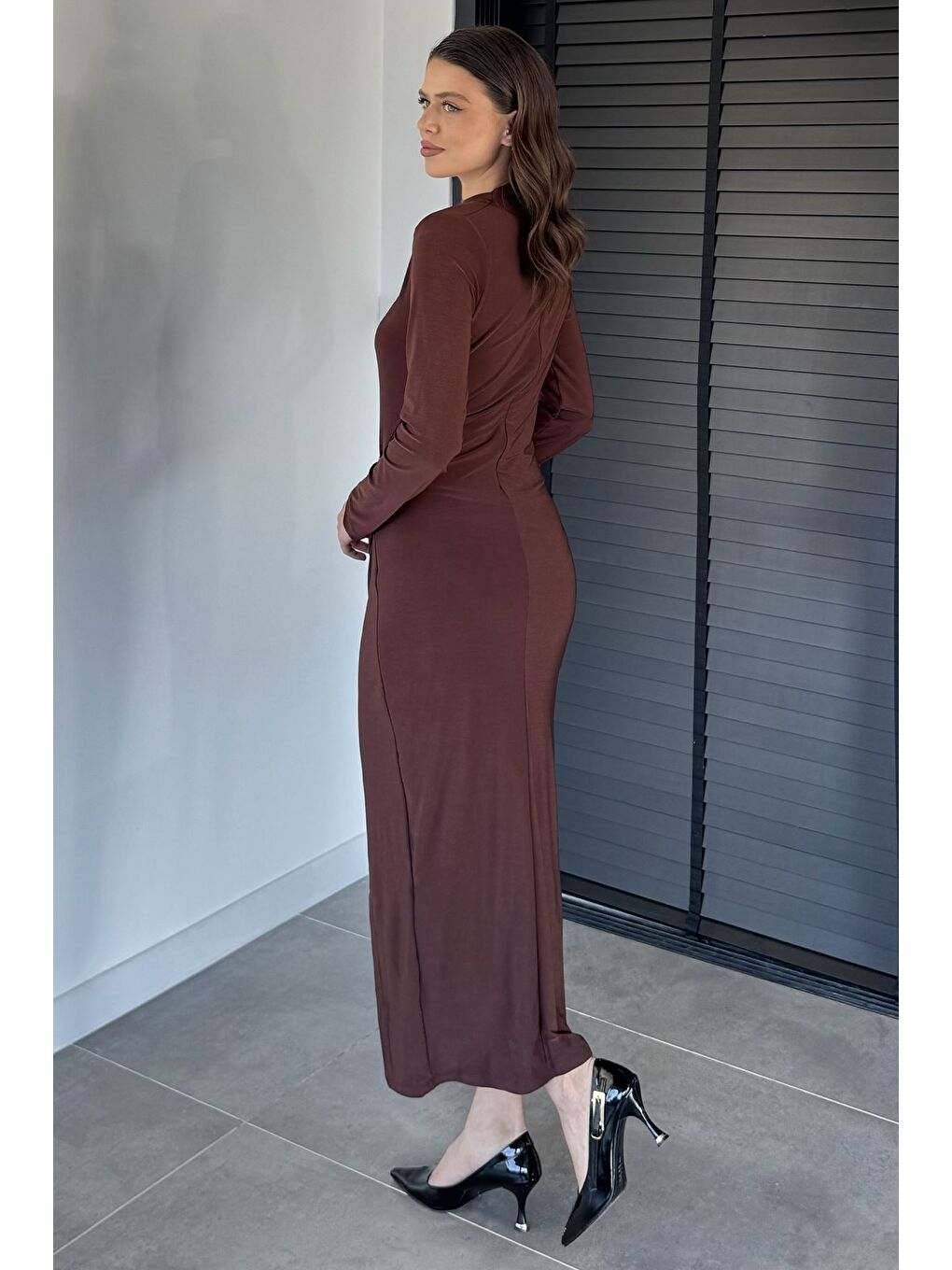 Kahverengi Kadın Omuz Ve Bel Drapeli Gold Tokalı Yırtmaç Detaylı Elastanlı Elbise-4