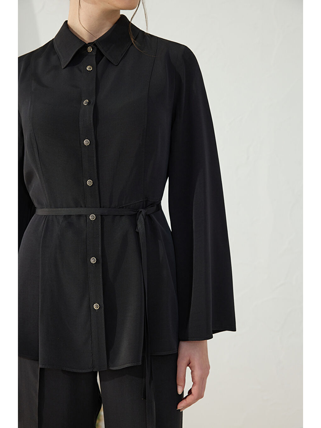 Siyah Ayarlanabilir Toka Detaylı Bluz-5