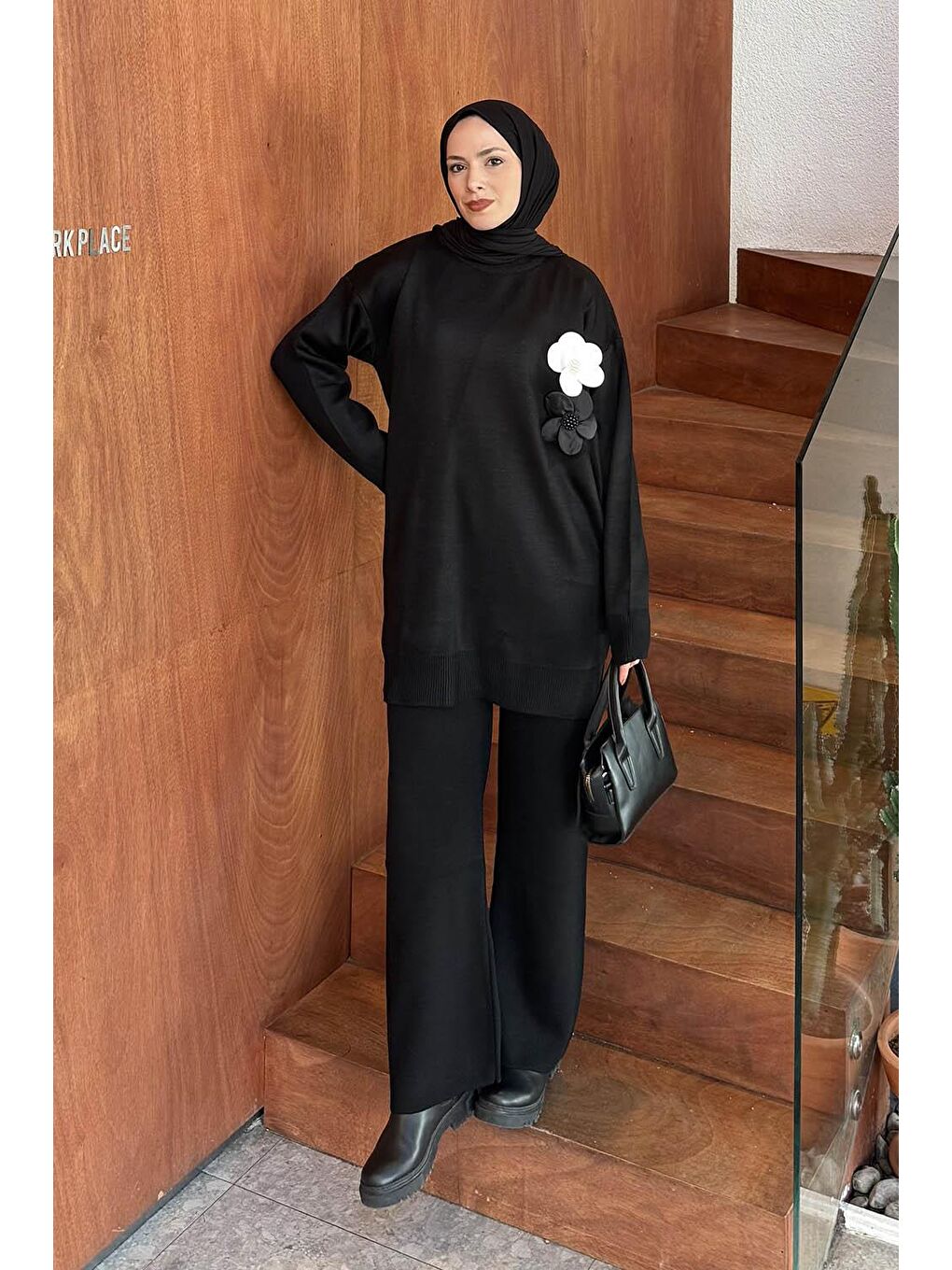 Çiçek Aksesuarlı Triko Takım Siyah