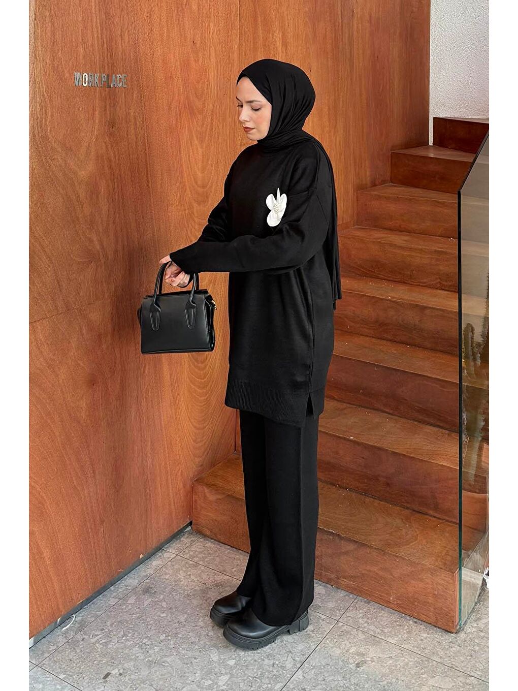 Çiçek Aksesuarlı Triko Takım Siyah-1