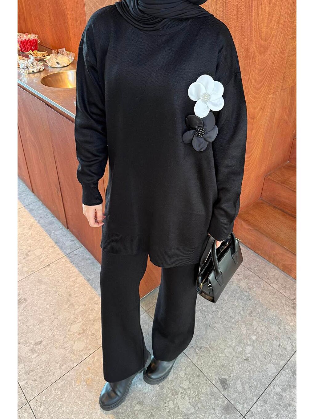 Çiçek Aksesuarlı Triko Takım Siyah-2