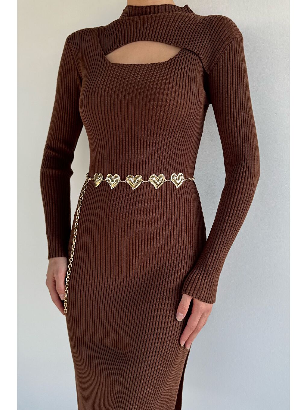 Kahverengi Kadın Göğüs Dekolteli Yırtmaçlı Kolye Aksesuarlı Elastanlı Triko Elbise