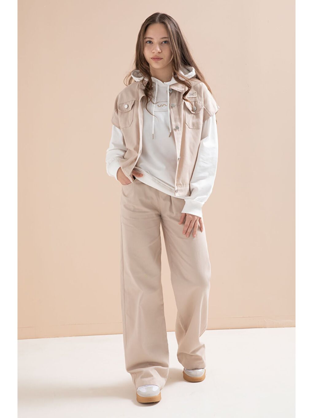 Bej Düğmeli Sıfır Kol Yelekli Geniş Paça Pantolonlu Kız Çocuk Kapüşonlu 3lü Takım 23604