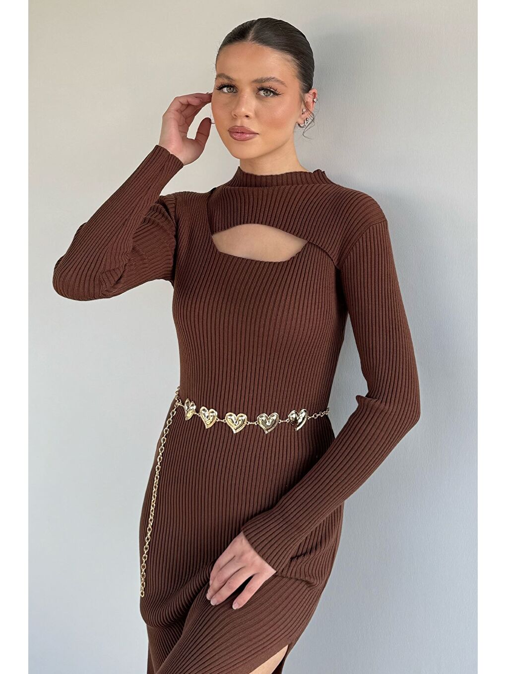 Kahverengi Kadın Göğüs Dekolteli Yırtmaçlı Kolye Aksesuarlı Elastanlı Triko Elbise-1