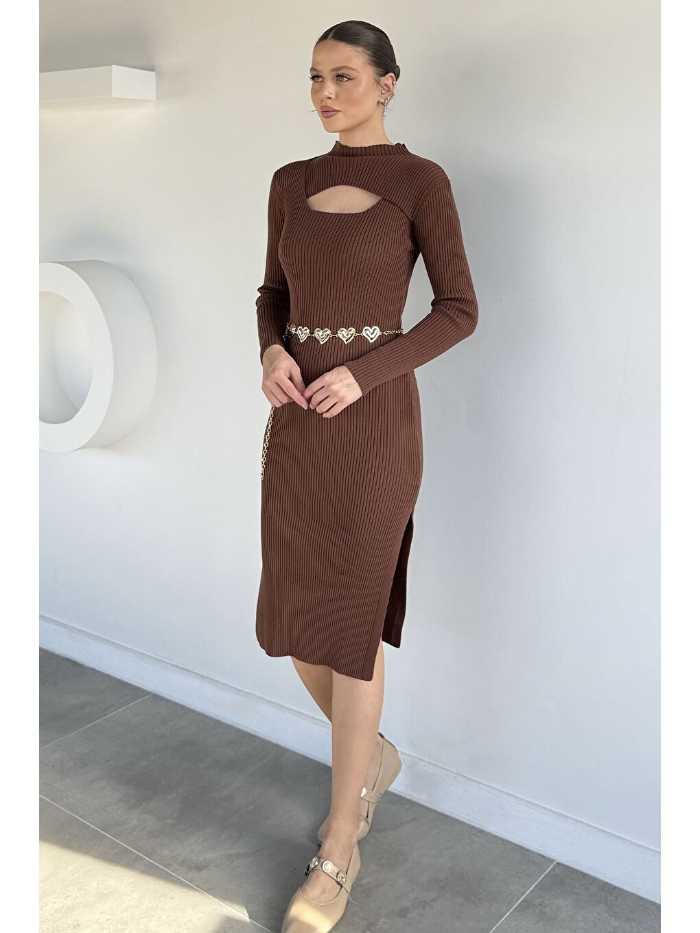 Kahverengi Kadın Göğüs Dekolteli Yırtmaçlı Kolye Aksesuarlı Elastanlı Triko Elbise-2