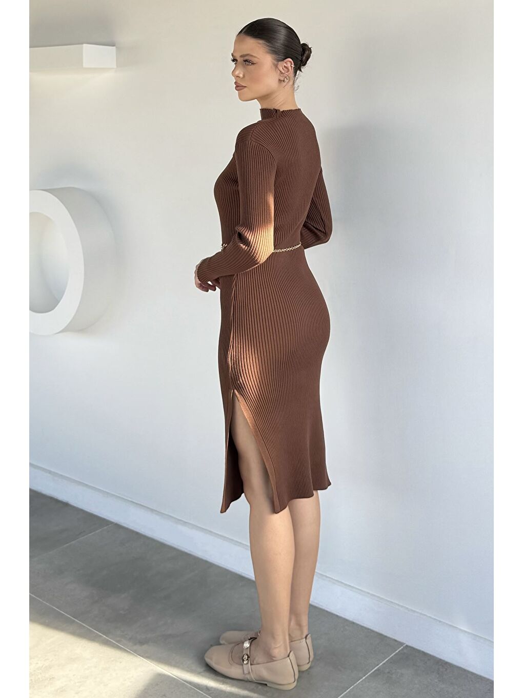 Kahverengi Kadın Göğüs Dekolteli Yırtmaçlı Kolye Aksesuarlı Elastanlı Triko Elbise-3