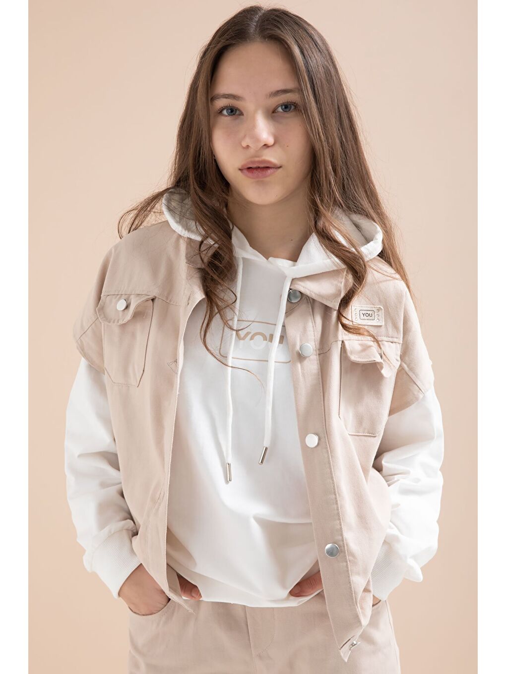 Bej Düğmeli Sıfır Kol Yelekli Geniş Paça Pantolonlu Kız Çocuk Kapüşonlu 3lü Takım 23604-1