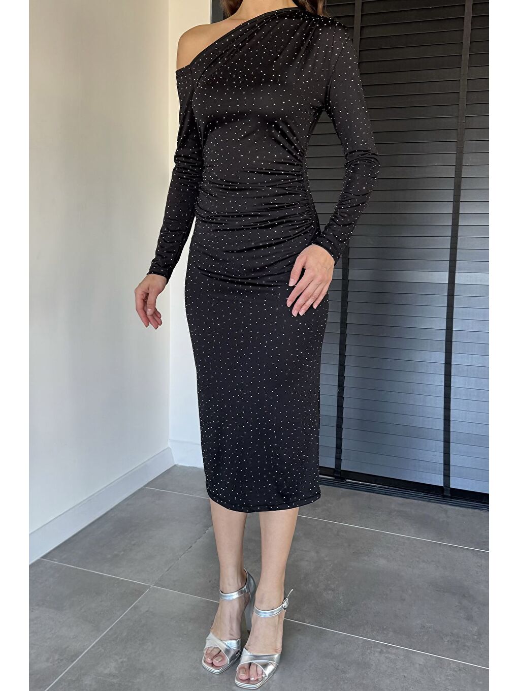 Siyah Tek Omuz Detaylı Taşlı Elbise-1