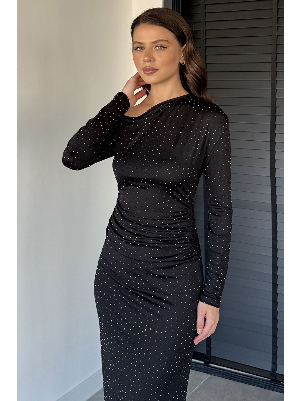 Siyah Tek Omuz Detaylı Taşlı Elbise-2