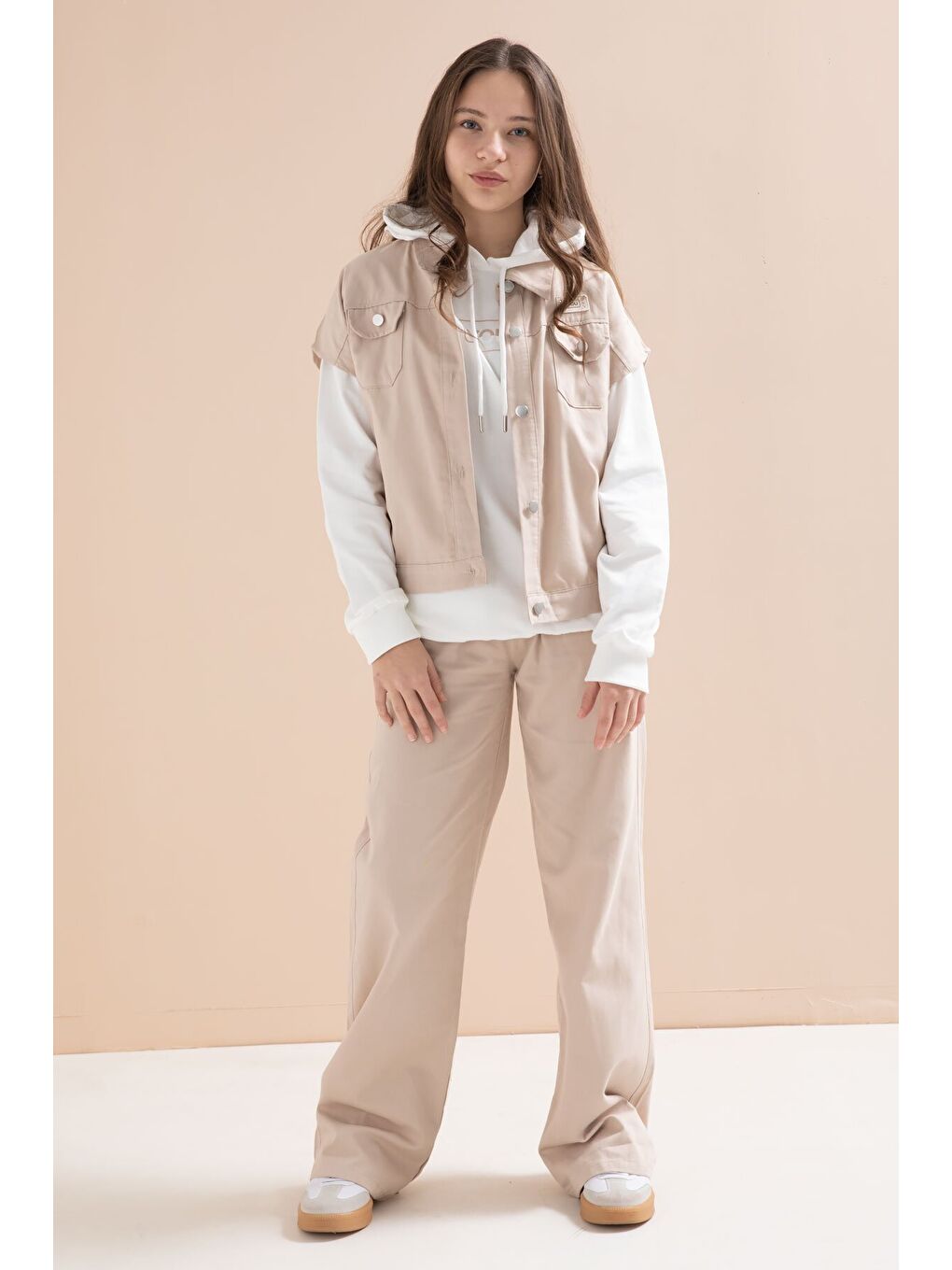 Bej Düğmeli Sıfır Kol Yelekli Geniş Paça Pantolonlu Kız Çocuk Kapüşonlu 3lü Takım 23604-2
