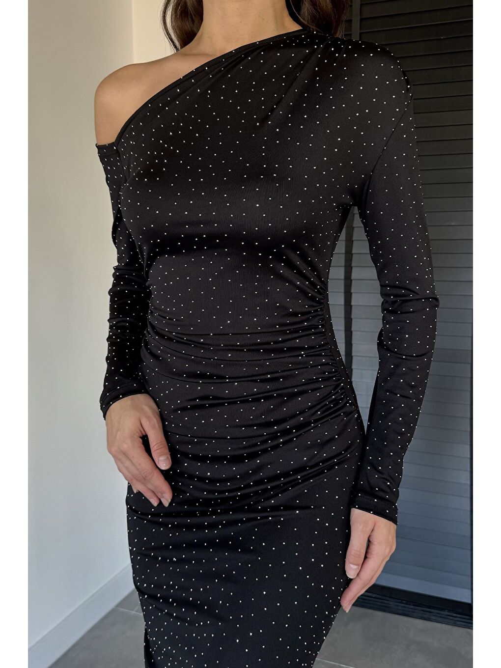 Siyah Tek Omuz Detaylı Taşlı Elbise-3