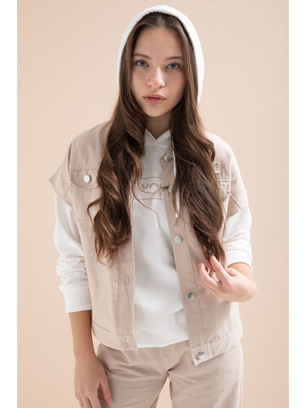 Bej Düğmeli Sıfır Kol Yelekli Geniş Paça Pantolonlu Kız Çocuk Kapüşonlu 3lü Takım 23604-3