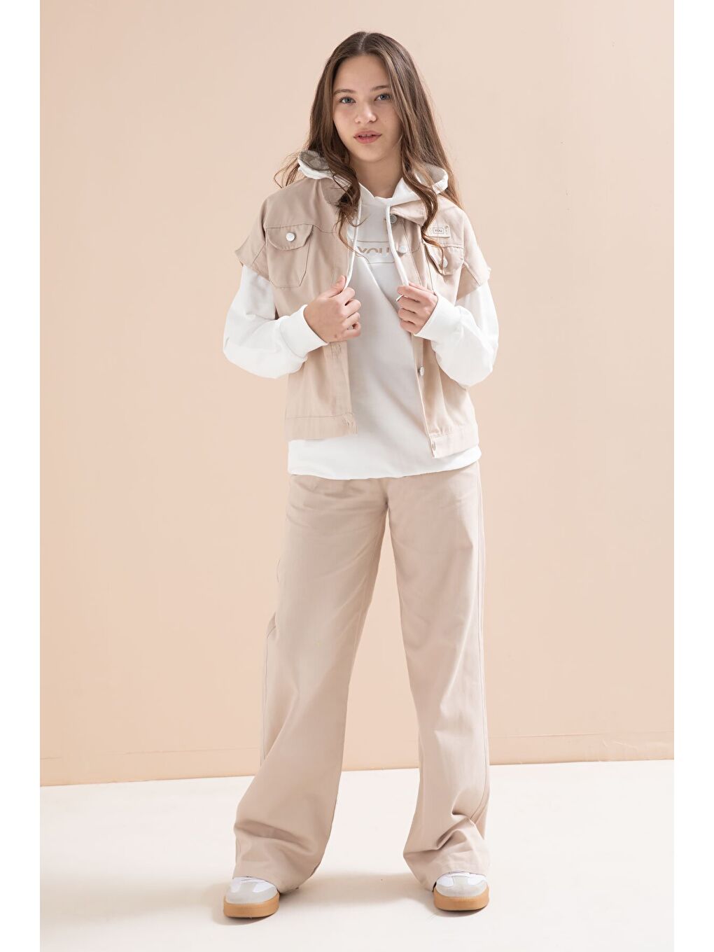 Bej Düğmeli Sıfır Kol Yelekli Geniş Paça Pantolonlu Kız Çocuk Kapüşonlu 3lü Takım 23604-4
