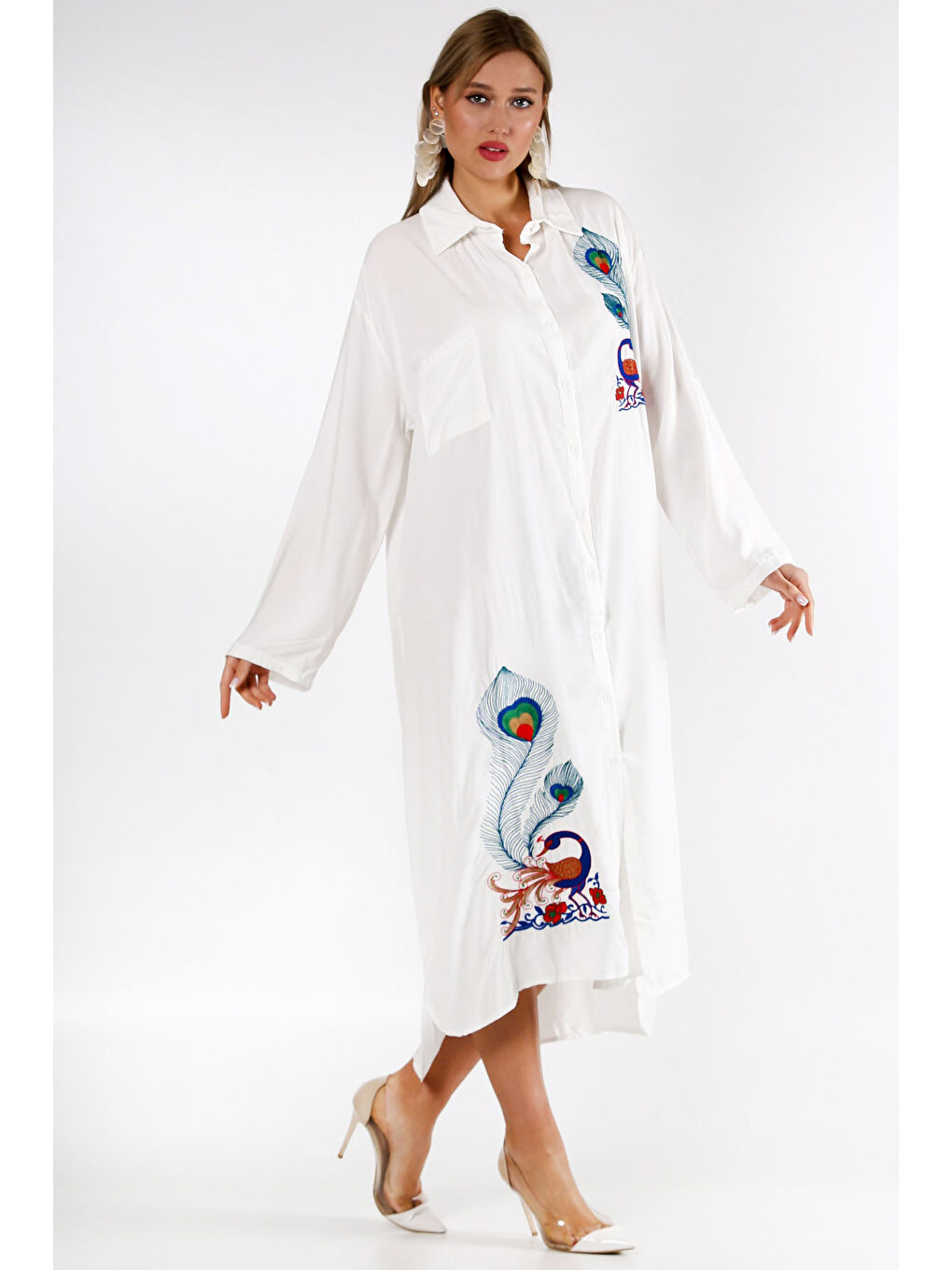 Beyaz Gömlek Yaka Uzun Kol Düğmeli Aplikeli Nakışlı Geniş Kesim Dokuma Elbise-6