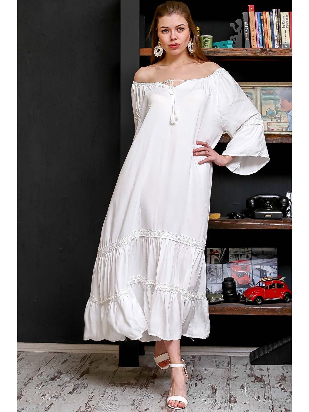 Kadın Beyaz Carmen Yaka Omuzları Lastikli Bağlamalı Kopenakili Uzun Elbise M10160000EL95589-1