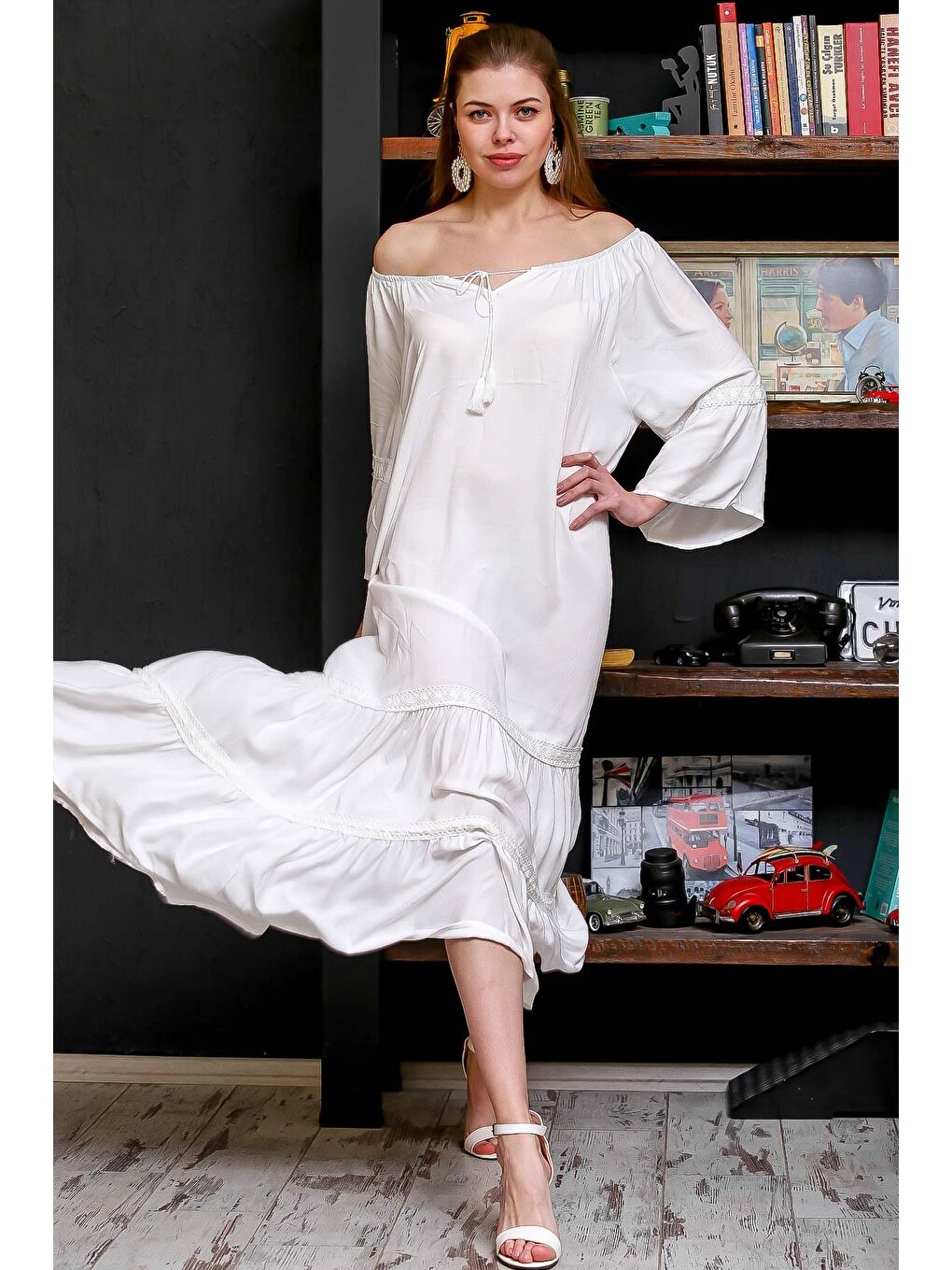 Kadın Beyaz Carmen Yaka Omuzları Lastikli Bağlamalı Kopenakili Uzun Elbise M10160000EL95589-3