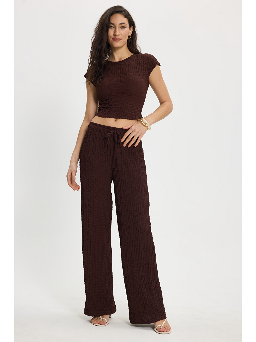 Kadın Slim Fit Dar Kesim Bisiklet Yaka Kolsuz Dokulu Kahverengi Bürümcük Bluz-1