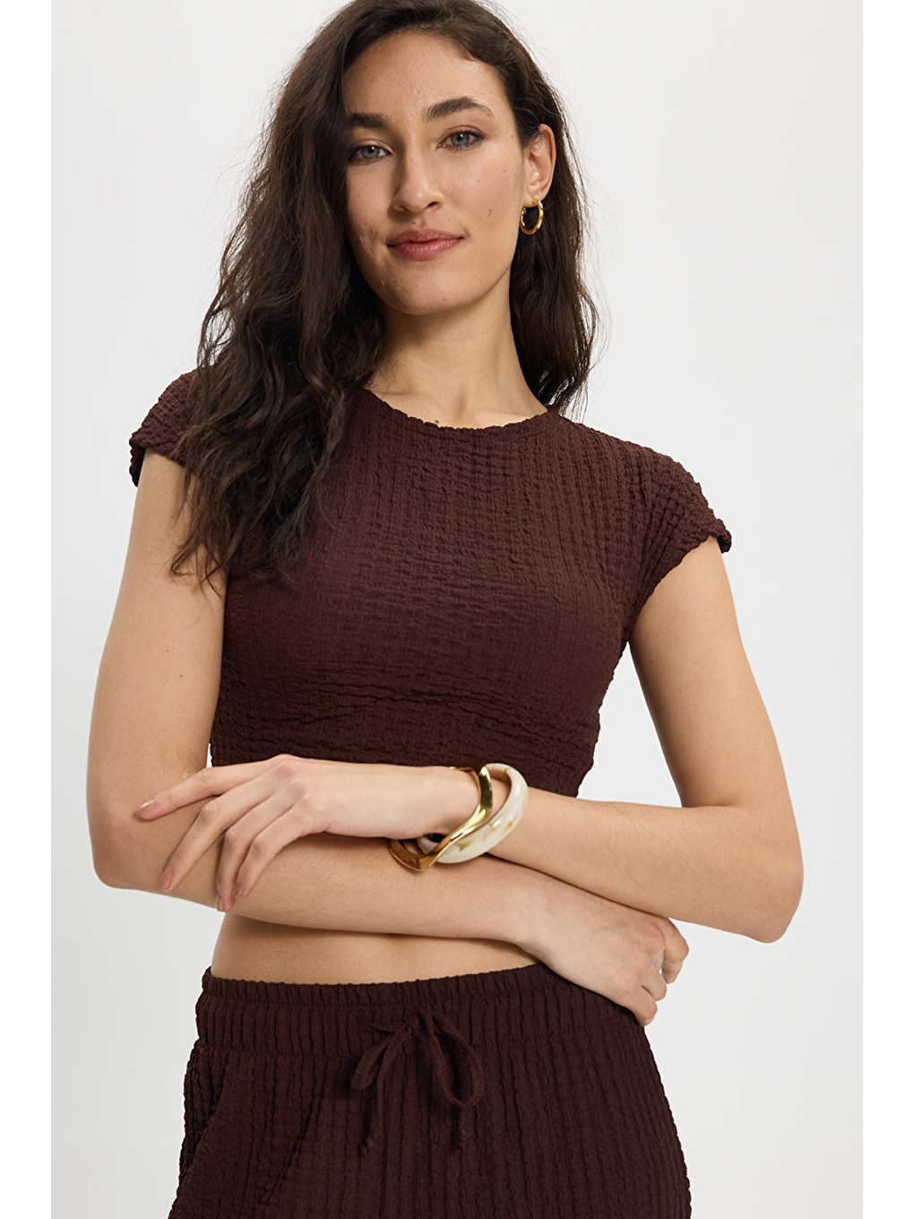 Kadın Slim Fit Dar Kesim Bisiklet Yaka Kolsuz Dokulu Kahverengi Bürümcük Bluz-2
