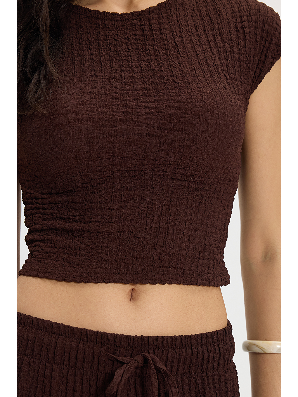 Kadın Slim Fit Dar Kesim Bisiklet Yaka Kolsuz Dokulu Kahverengi Bürümcük Bluz-3