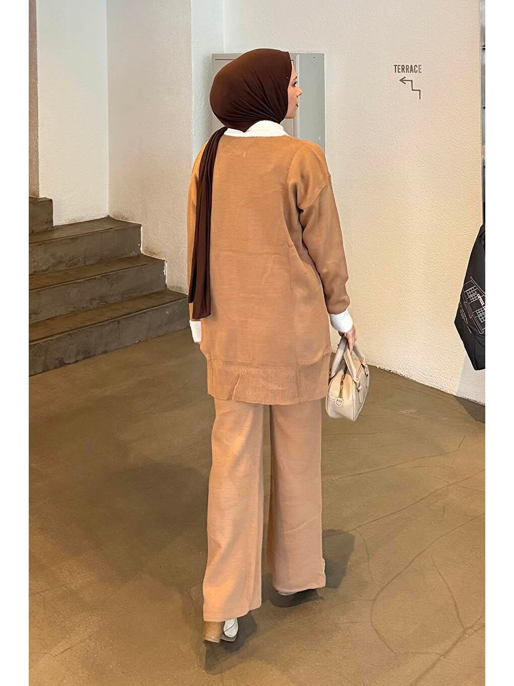 Kahverengi Yakası Taşlı Triko Takım Camel-3