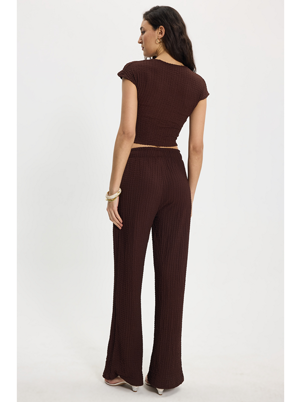 Kadın Slim Fit Dar Kesim Bisiklet Yaka Kolsuz Dokulu Kahverengi Bürümcük Bluz-5