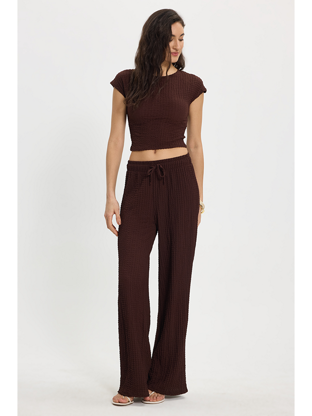 Kadın Slim Fit Dar Kesim Bisiklet Yaka Kolsuz Dokulu Kahverengi Bürümcük Bluz-6