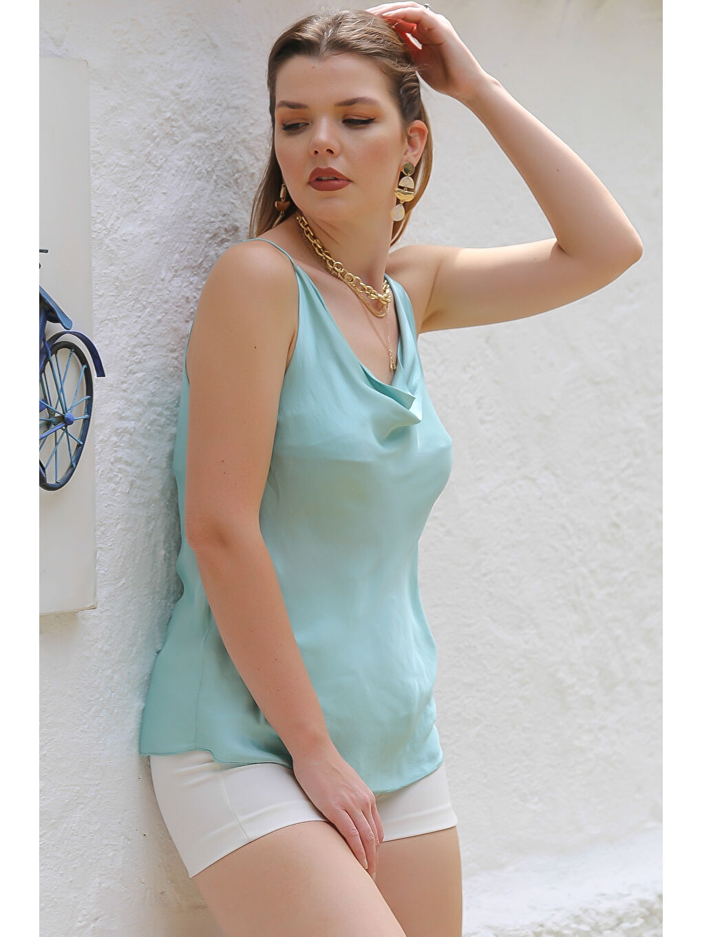 İtalyan Pastel Yeşili Degaje Yaka Askılı Dokuma Casual İpek Bluz-3