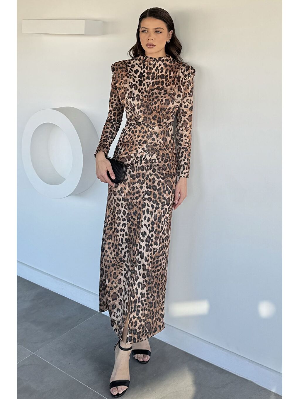 Kahverengi Omuz Vatkalı Yırtmaçlı Uzun Elbise