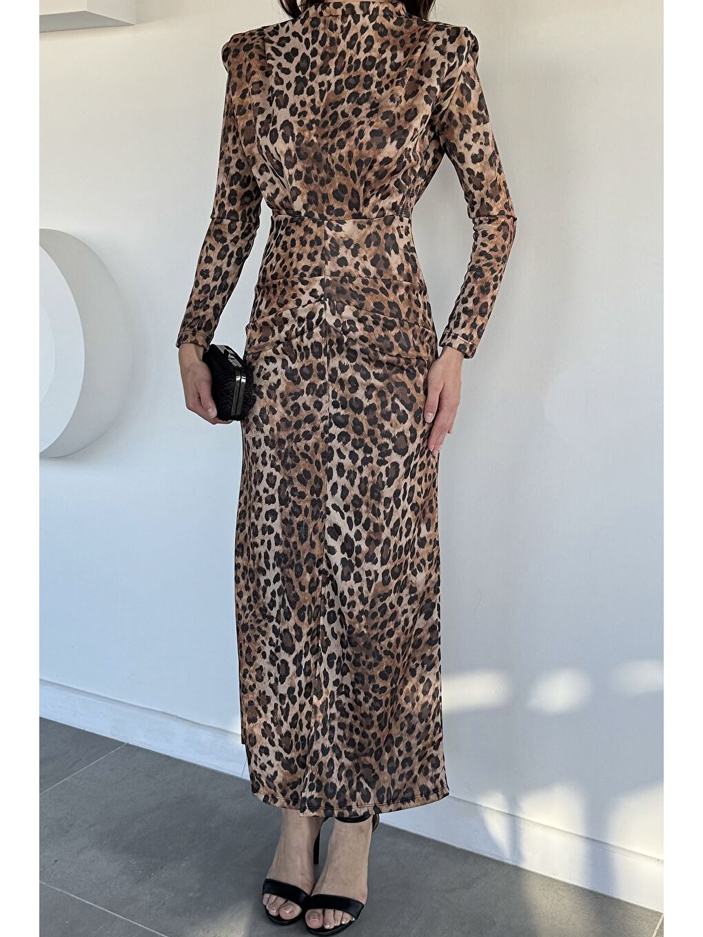 Kahverengi Omuz Vatkalı Yırtmaçlı Uzun Elbise-1