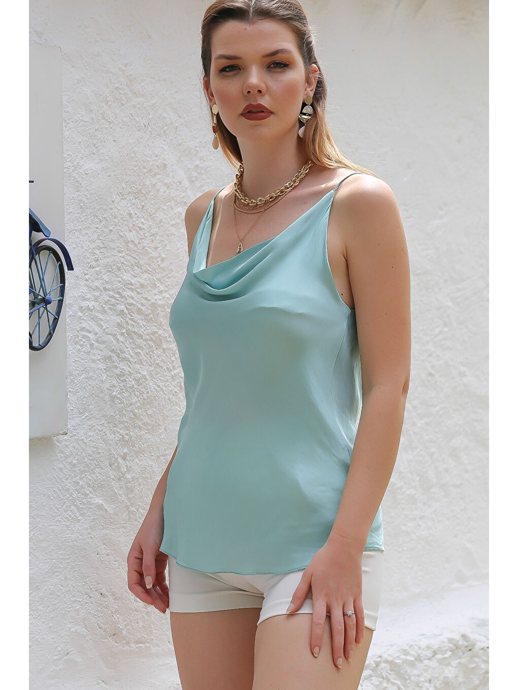 İtalyan Pastel Yeşili Degaje Yaka Askılı Dokuma Casual İpek Bluz-5