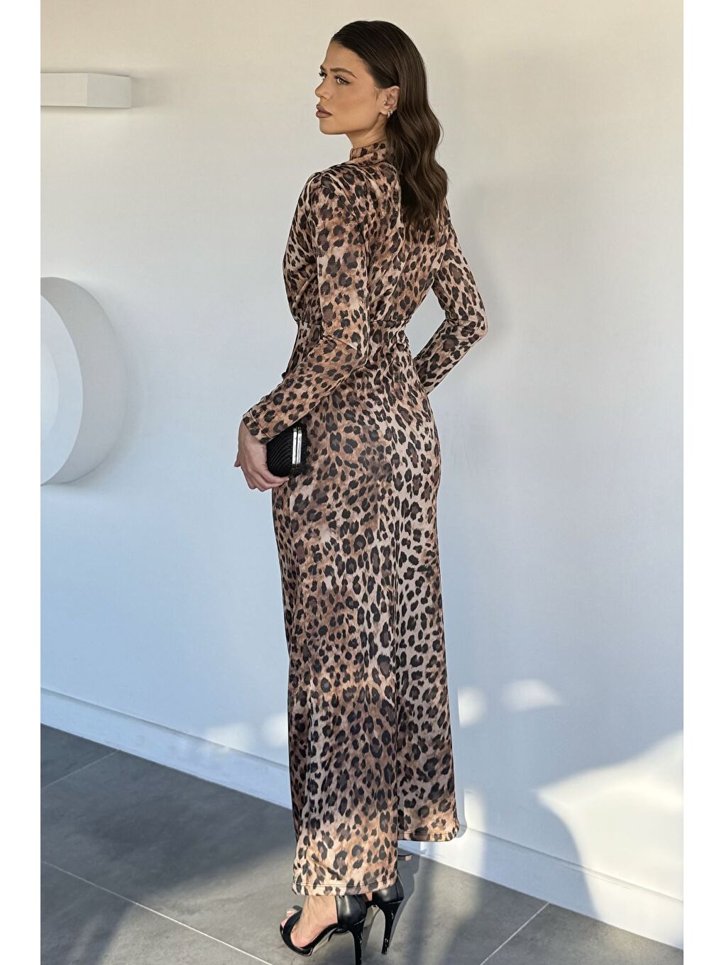 Kahverengi Omuz Vatkalı Yırtmaçlı Uzun Elbise-4