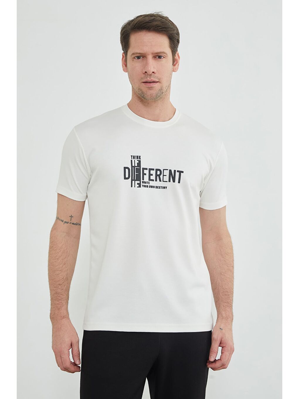 Ekru Think Different Baskılı Bisiklet Yaka Modal Tişört