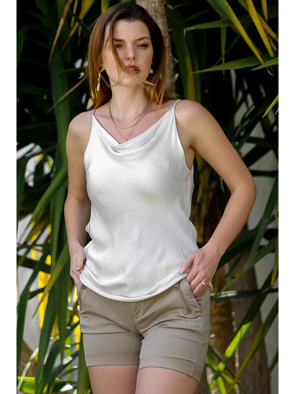 Ekru İtalyan Krem Rengi Degaje Yaka Askılı Dokuma Casual İpek Bluz-2