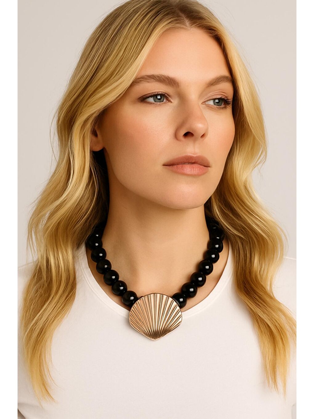 Siyah İstridye Uçlu Büyük Boncuklu Kolye