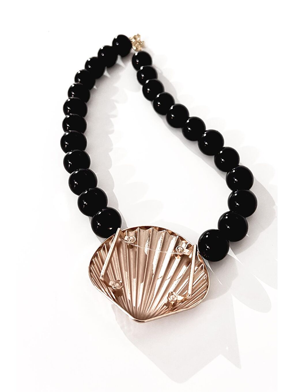 Siyah İstridye Uçlu Büyük Boncuklu Kolye-1