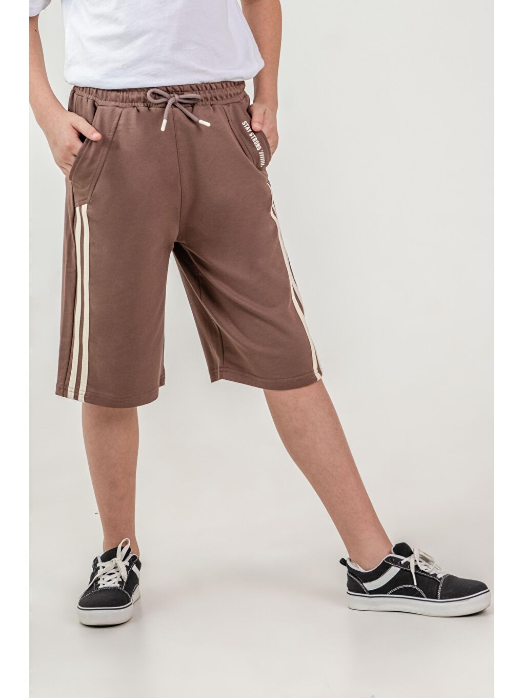 Kahverengi Yanlar Çift Şerit Biyeli Sol Cep Kapağı Baskılı Erkek Çocuk Şort-2