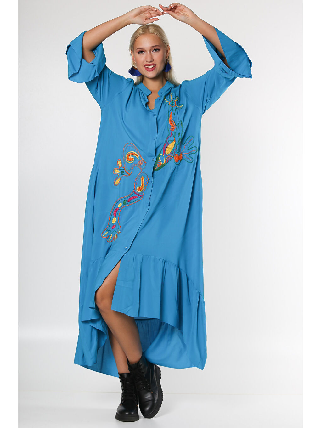 Mavi Dik Yaka Fırfırlı Kol Düğmeli Kol Ve Etek Ucu Fırfırlı Nakışlı Oversize Dokuma Elbise