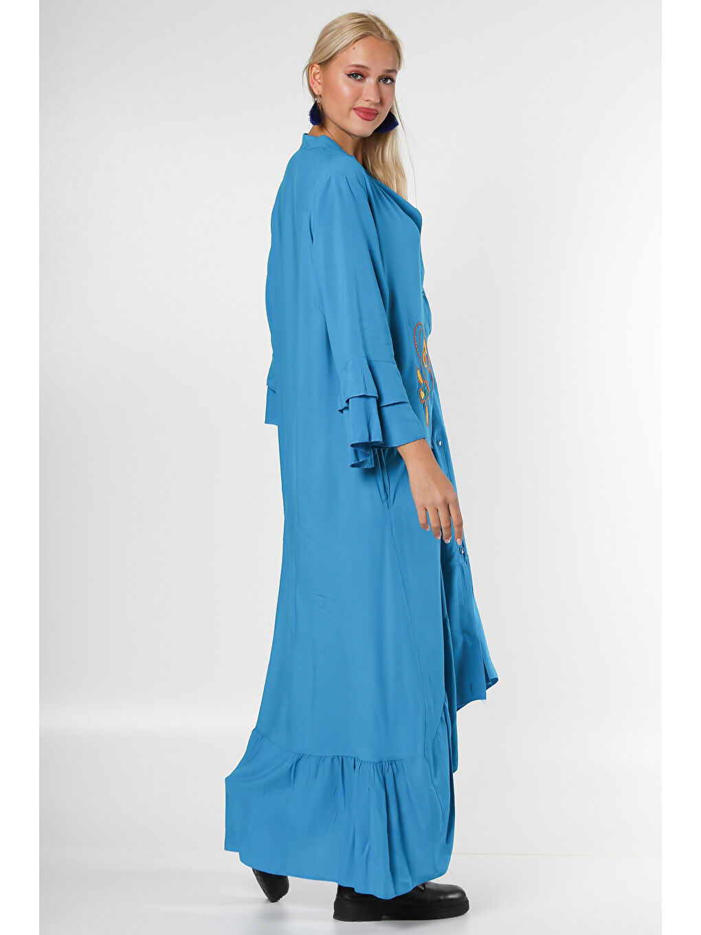Mavi Dik Yaka Fırfırlı Kol Düğmeli Kol Ve Etek Ucu Fırfırlı Nakışlı Oversize Dokuma Elbise-4