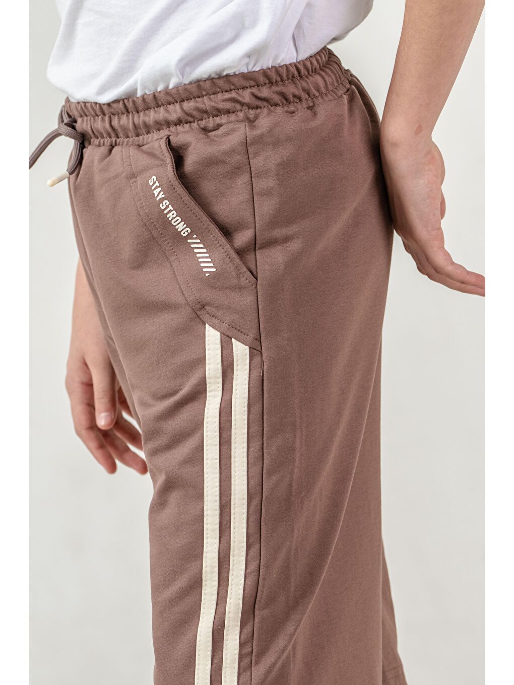 Kahverengi Yanlar Çift Şerit Biyeli Sol Cep Kapağı Baskılı Erkek Çocuk Şort-3