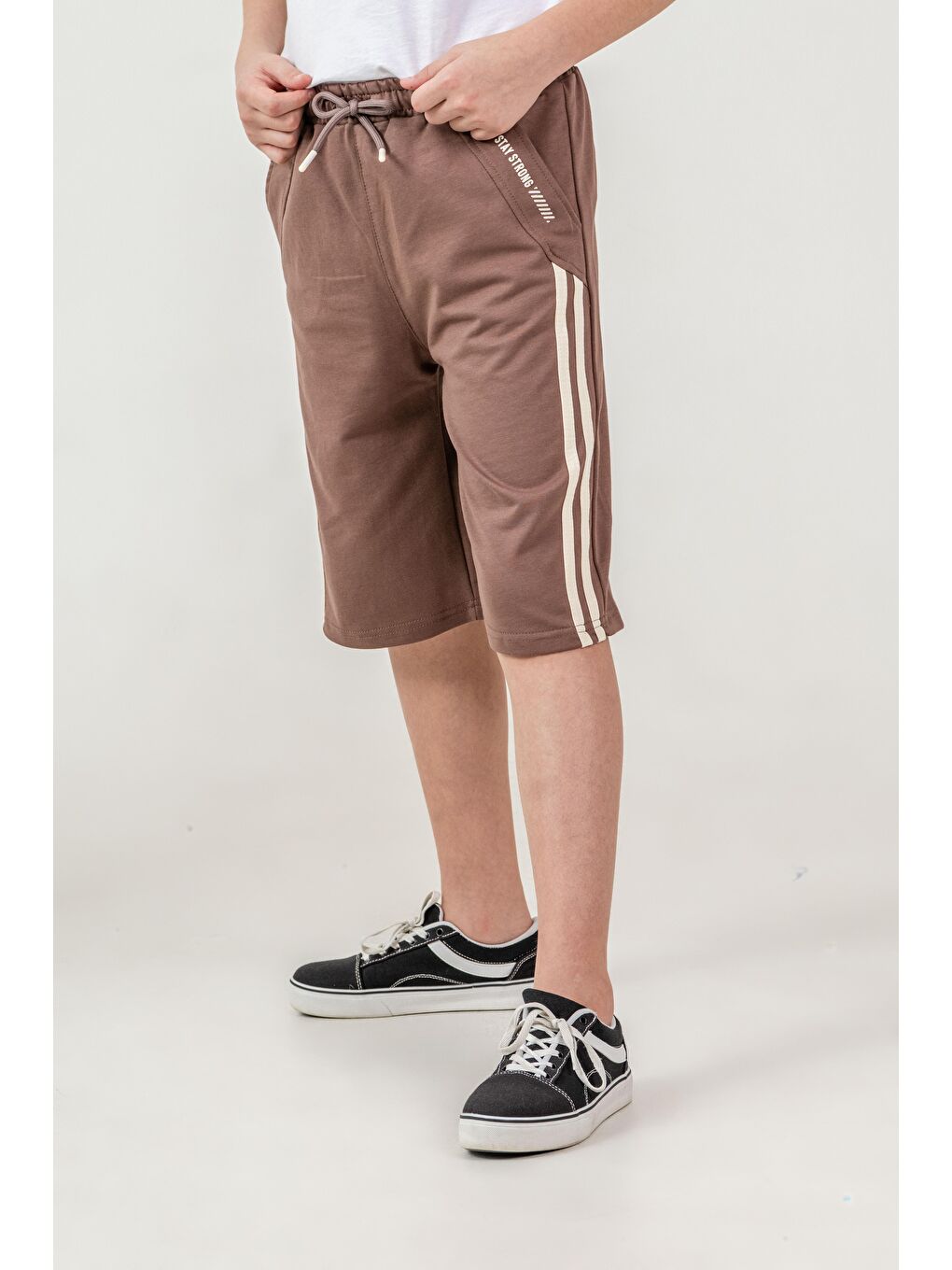 Kahverengi Yanlar Çift Şerit Biyeli Sol Cep Kapağı Baskılı Erkek Çocuk Şort-4