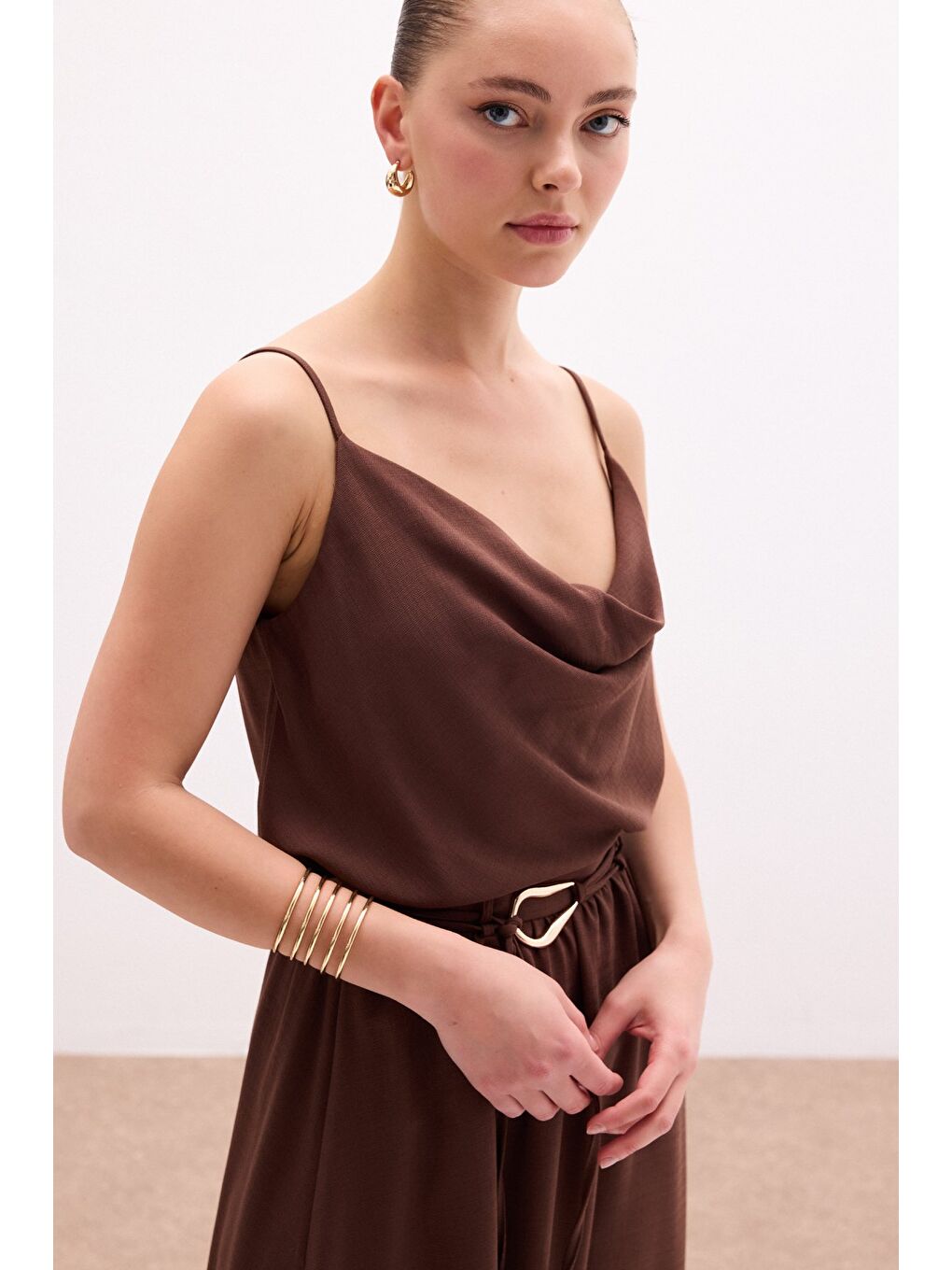 Kahverengi Degaje Yaka Dökümlü Bluz - Kahve-1