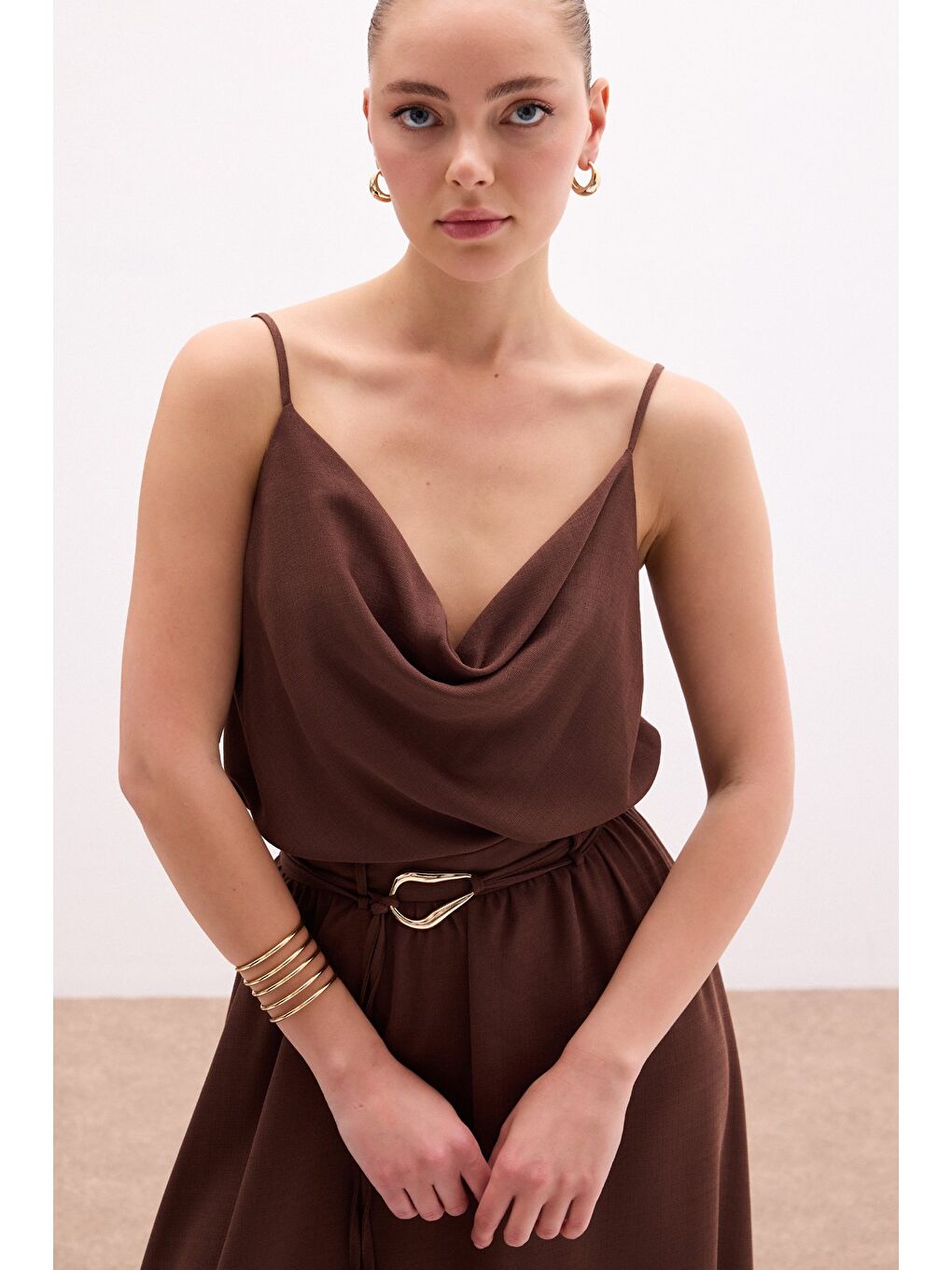 Kahverengi Degaje Yaka Dökümlü Bluz - Kahve-3