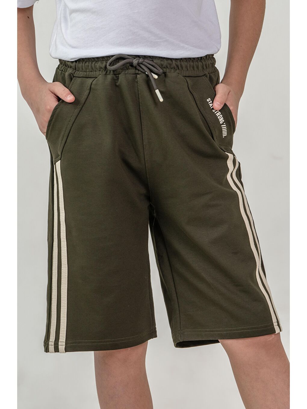 Haki Yanlar Çift Şerit Biyeli Sol Cep Kapağı Baskılı Erkek Çocuk Şort-1