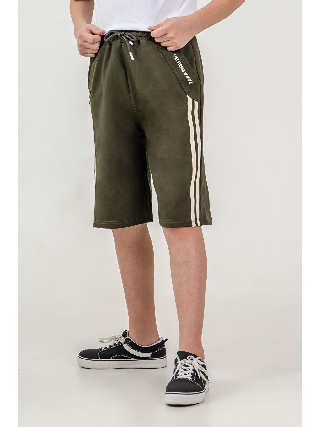 Haki Yanlar Çift Şerit Biyeli Sol Cep Kapağı Baskılı Erkek Çocuk Şort-2