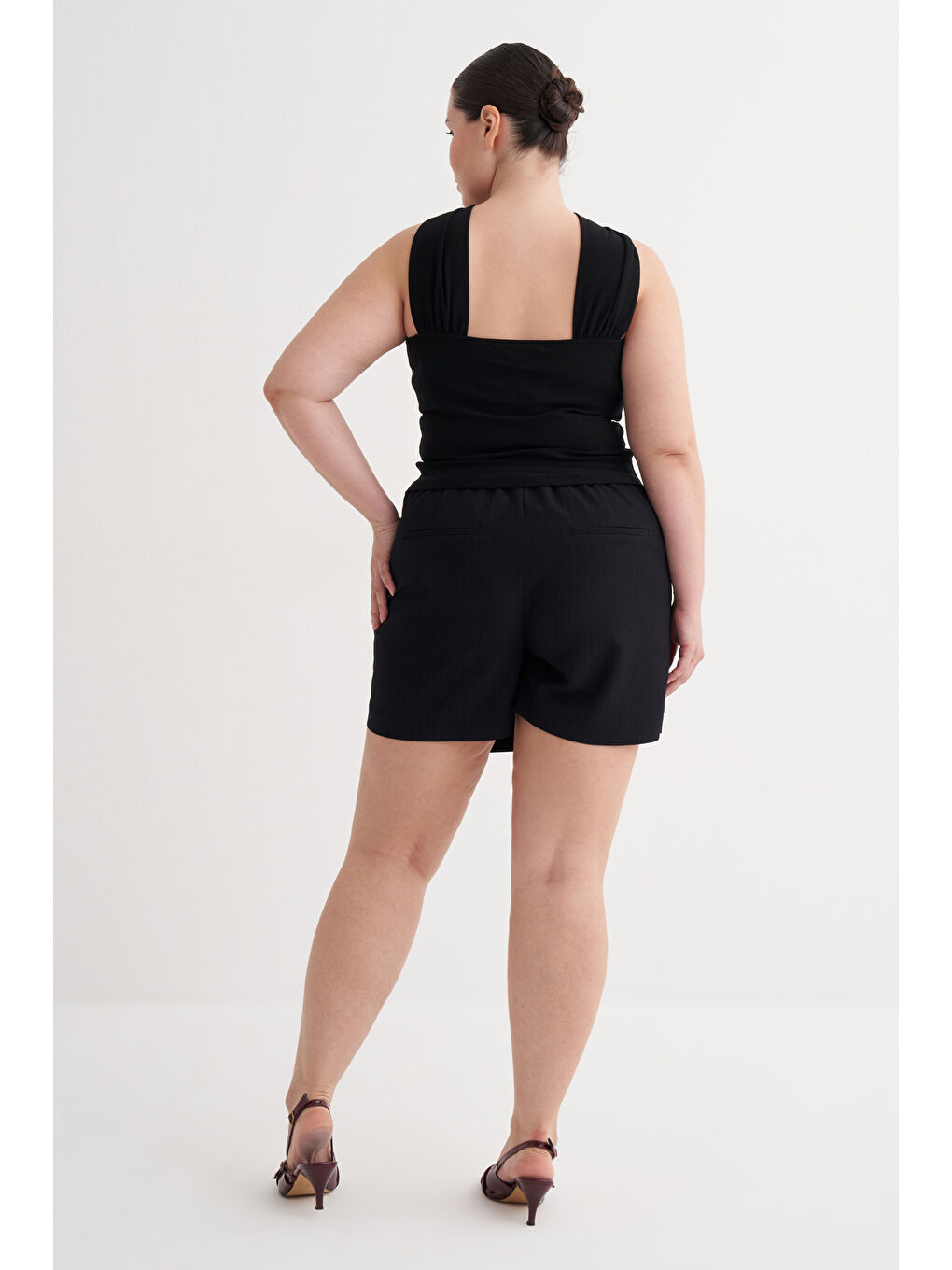 Siyah Metal Toka Detaylı Halter Top-2