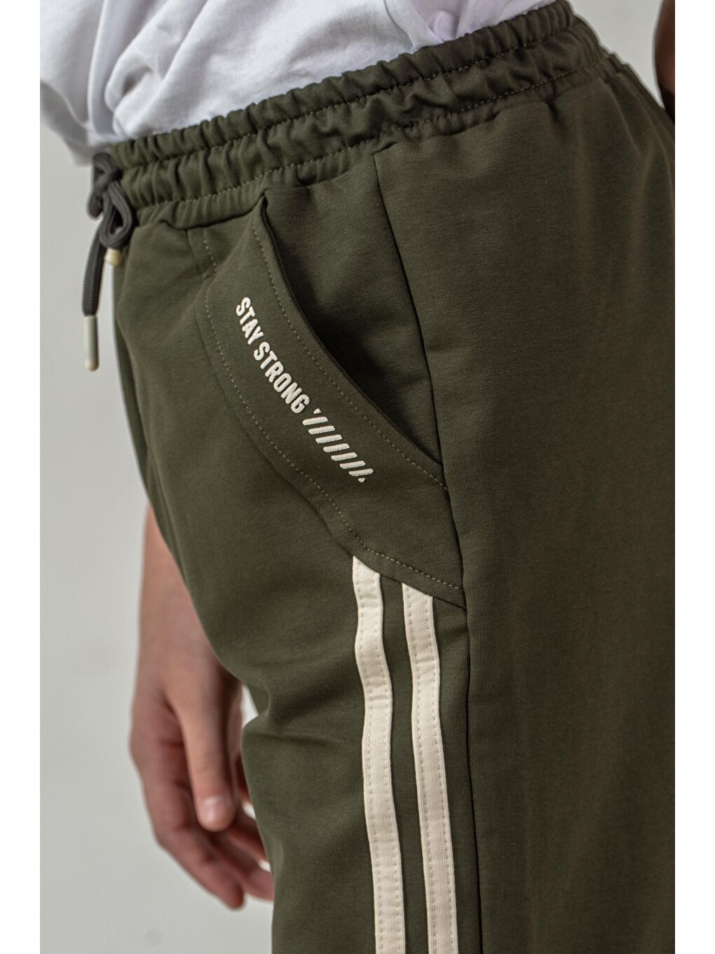 Haki Yanlar Çift Şerit Biyeli Sol Cep Kapağı Baskılı Erkek Çocuk Şort-3