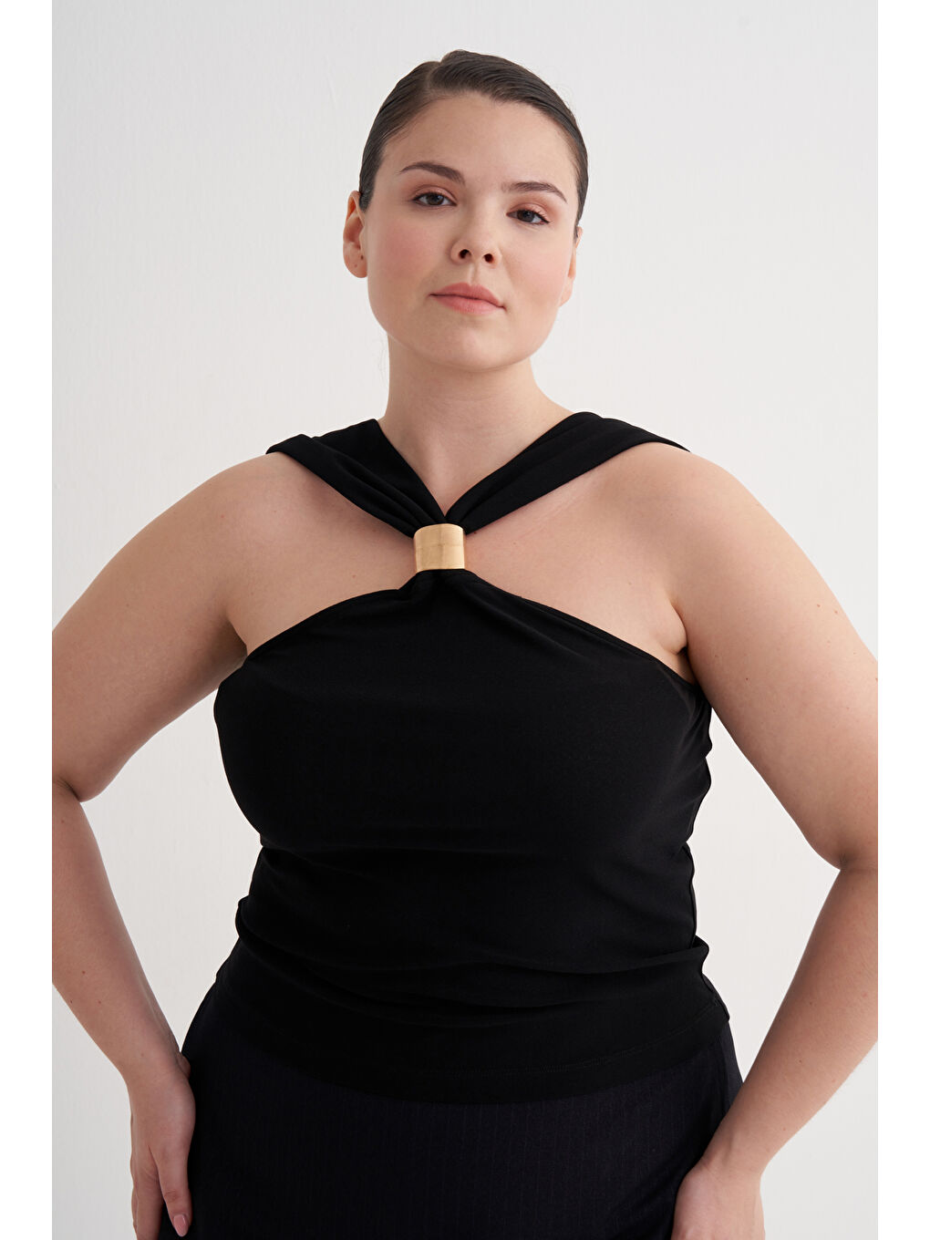 Siyah Metal Toka Detaylı Halter Top-3