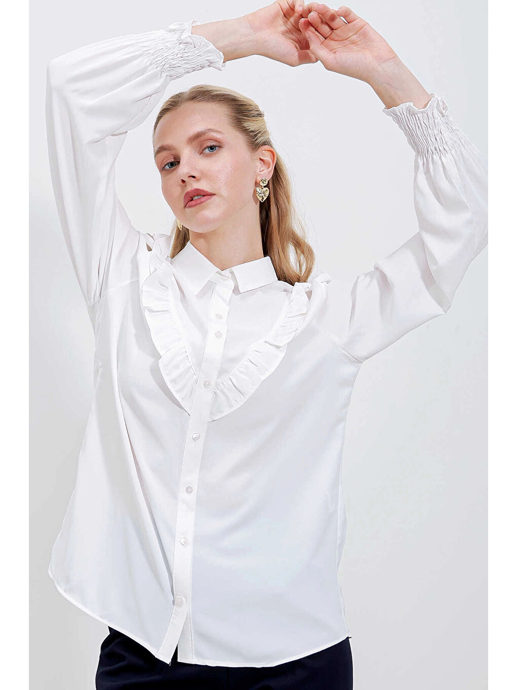 Kadın Beyaz Fırfır Detaylı Uzun Kollu Gömlek HZL25W-BD1202231