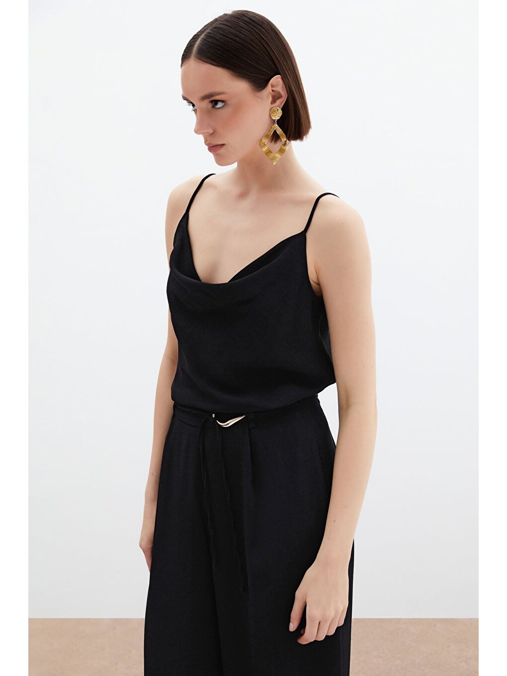 Degaje Yaka Dökümlü Bluz - Siyah-1